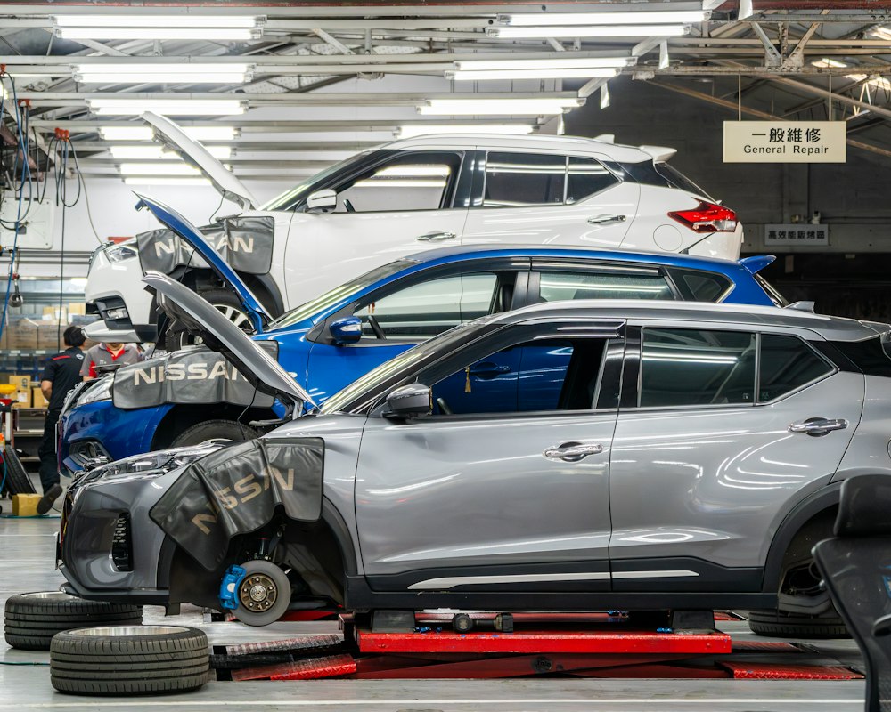 Werkstatt mit mehreren Fahrzeugen